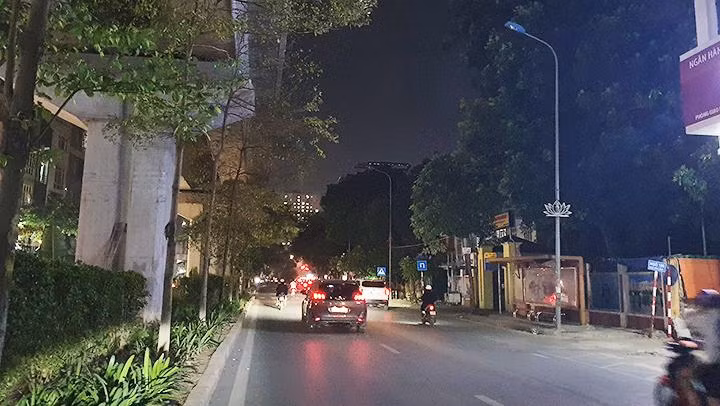Tuyến phố Yên Lãng luôn trong tình trạng mất đèn đường.