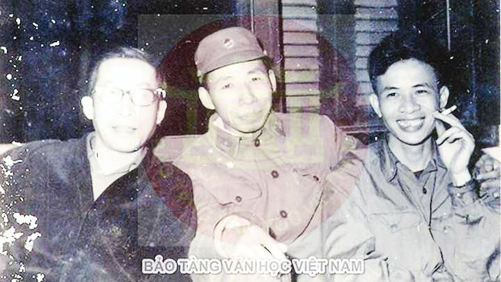 Nhà lý luận phê bình văn học Nhị Ca, nhà văn Hữu Mai, nhà thơ Ngô Văn Phú (từ trái sang) tại Tạp chí Văn nghệ Quân đội năm 1963. Ảnh: TL