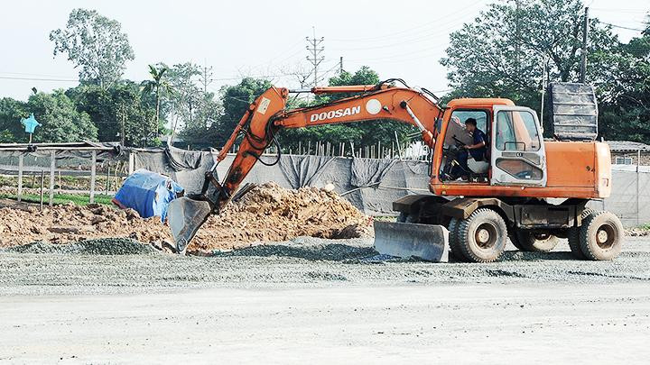 Công tác giải ngân vốn đầu tư công đang gặp nhiều khó khăn. Ảnh: Nam Anh