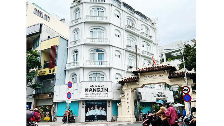 Cơ sở thẩm mỹ Kang Jin (quận 3) bị xử phạt khi quảng cáo sản phẩm, hàng hóa, dịch vụ đặc biệt chưa được cấp phép.