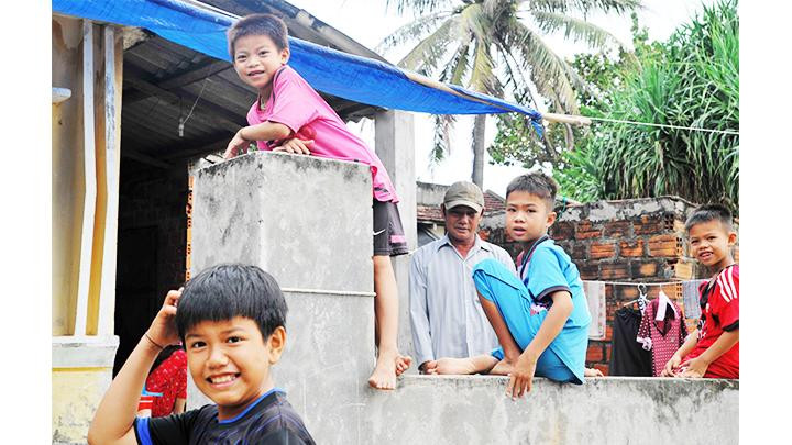 Vui cùng con, cháu. Ảnh: SONG ANH