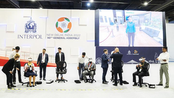 Các đại biểu thử nghiệm truy cập không gian an ninh trong Metaverse của Interpol. Ảnh: AFP