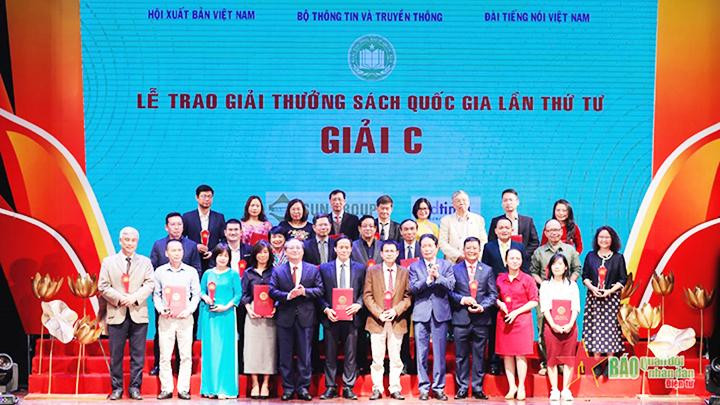 Trao giải thưởng sách quốc gia lần thứ tư năm 2021. Ảnh: Báo Quân đội nhân dân điện tử