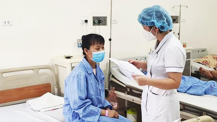 Theo dõi sức khỏe bệnh nhân.