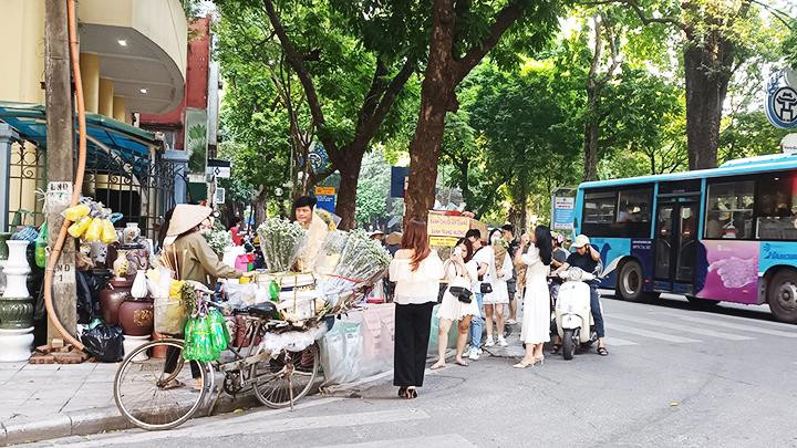Mùa thu Hà Nội mang những sắc thái riêng biệt khiến nhiều người khó quên.