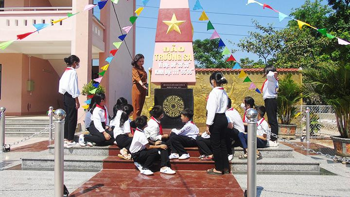 Tiết học ngoại khóa của giáo viên và học sinh Trường THCS Diễn Ngọc về chủ quyền biển, đảo.