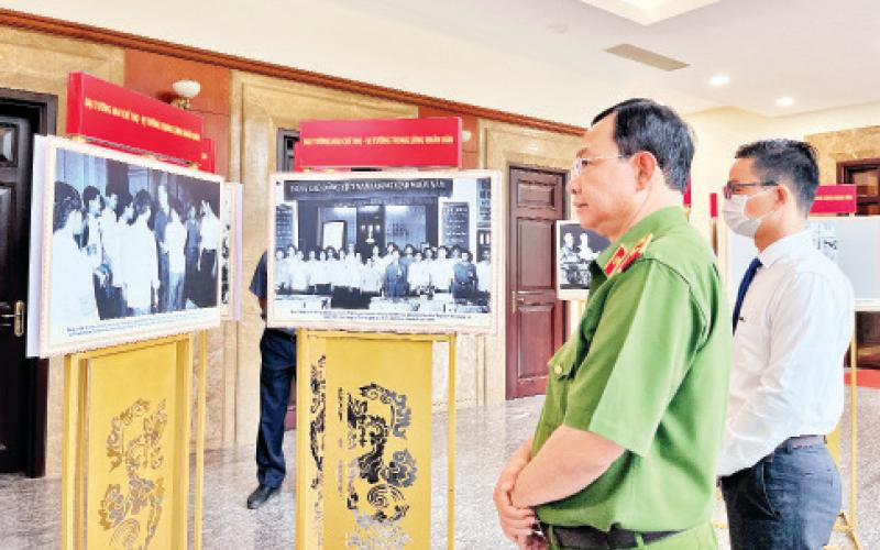 Triển lãm về cuộc đời và sự nghiệp của Đại tướng Mai Chí Thọ trong buổi Hội thảo khoa học kỷ niệm 100 năm Ngày sinh của Đại tướng.