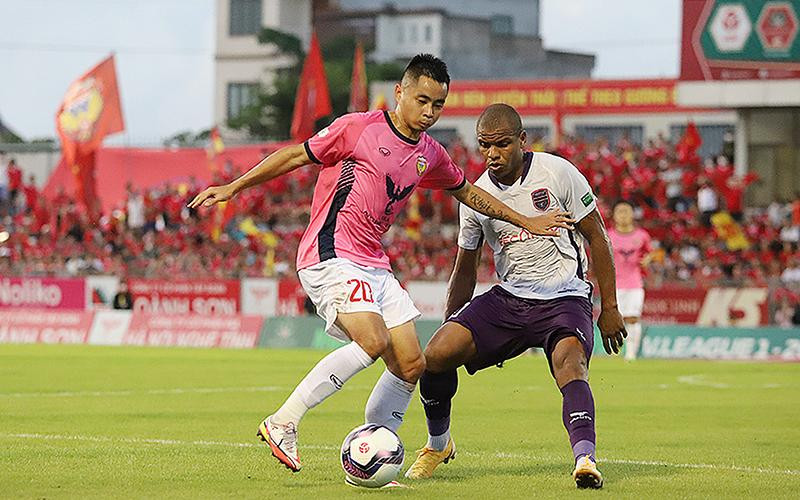 Pha tranh bóng giữa cầu thủ Hồng Lĩnh Hà Tĩnh và Becamex Bình Dương. (Ảnh VPF)