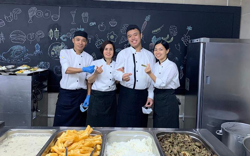 Học viên Imago Work thực tập kỹ năng nghề tại bộ phận bếp bánh Khách sạn Inter Continental Westlake. (Ảnh IMAGO WORK)