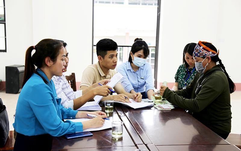 Đại diện Nhà máy DAP số 2 Lào Cai thực hiện chi trả tiền đền bù cho người dân thị trấn Tằng Loỏng (Bảo Thắng, Lào Cai). 