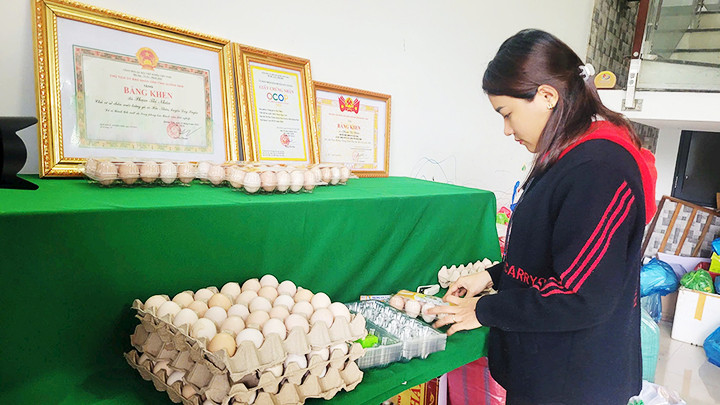 Chị Phạm Thị Nhân bên sản phẩm trứng gà ác Hảo Nhân được chứng nhận OCOP 3 sao.