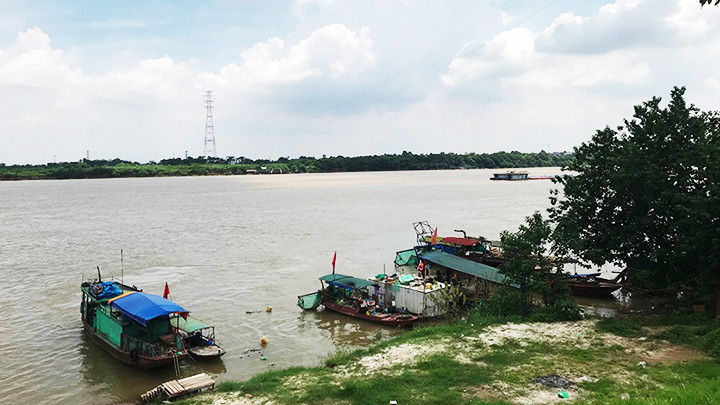 Mực nước sông Hồng bị hạ thấp đã gây ảnh hưởng đến sản xuất và ô nhiễm môi trường.