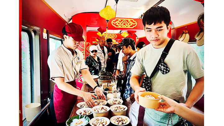 Thưởng thức đặc sản địa phương trên chuyến tàu du lịch “Kết nối di sản miền Trung”.