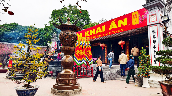 Đền Trần Nam Định những ngày đầu Xuân Ất Tỵ.