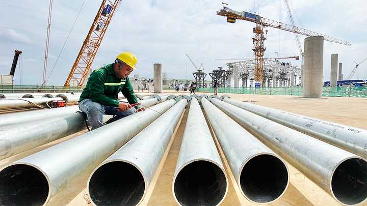 Công nhân đang gấp rút lắp dựng khung thép mái khu trung tâm sân bay Long Thành. Ảnh: AGP