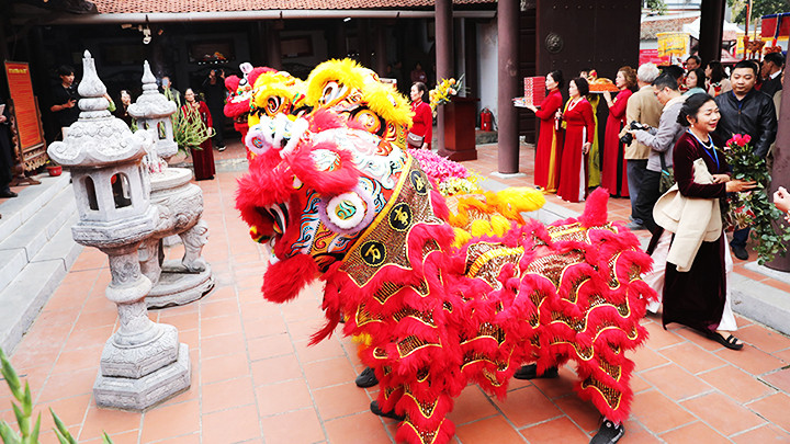 Dâng hương tại đình làng trước khi khai mạc lễ hội.