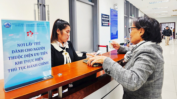 Kiểm tra thông tin công dân để cấp thẻ ưu tiên theo đúng quy định.