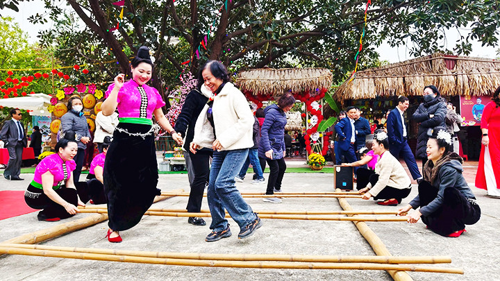 Các hoạt động văn hóa của đồng bào Tây Bắc được nhiều người yêu thích tại chợ Tết.