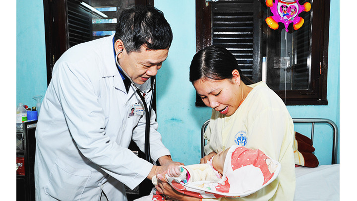 Ân cần thăm khám cho bệnh nhi. Ảnh: NAM HẢI