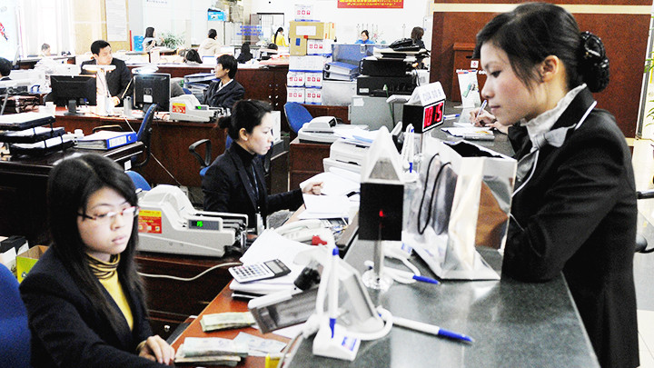 Các tổ chức tín dụng luôn phải đối mặt với nguy cơ nợ xấu tiềm ẩn. Ảnh: NAM ANH
