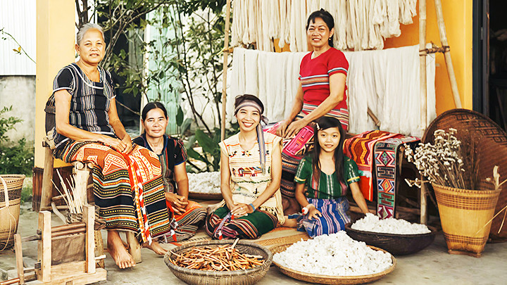 Ká Tuyền (giữa) cùng các nghệ nhân làng Tà Lài giới thiệu những công đoạn làm thổ cẩm.