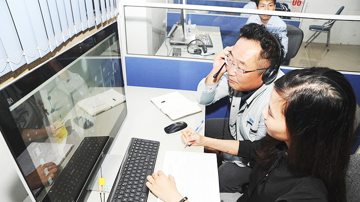 Phiên giao dịch trực tuyến tại Trung tâm Giới thiệu việc làm Hà Nội. Ảnh: HẢI NAM