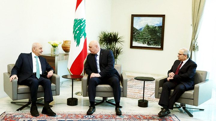 Tổng thống Joseph Aoun (giữa) thảo luận về thành phần chính phủ mới của Lebanon. Ảnh: REUTERS