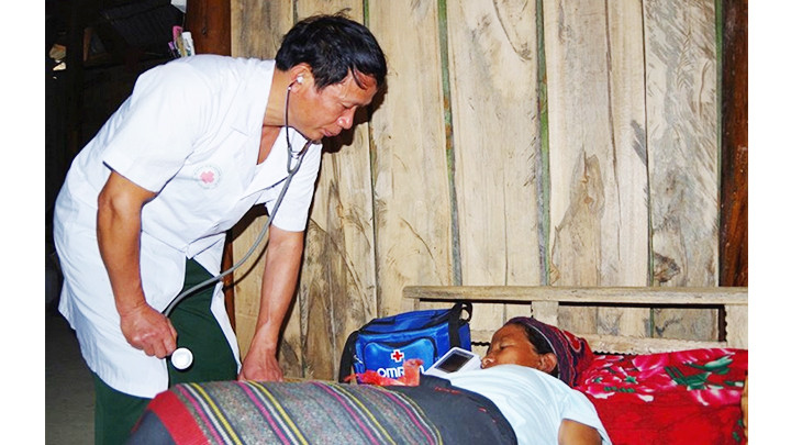 Thăm khám cho người bệnh ở những bản vùng sâu, vùng xa.