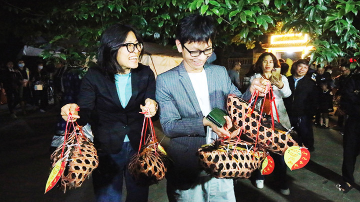 Mua gà đen lấy may tại chợ Âm Dương. Ảnh: TD