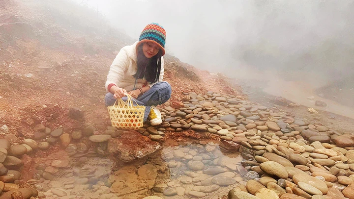 Luộc trứng tại điểm sôi hơn 100OC.