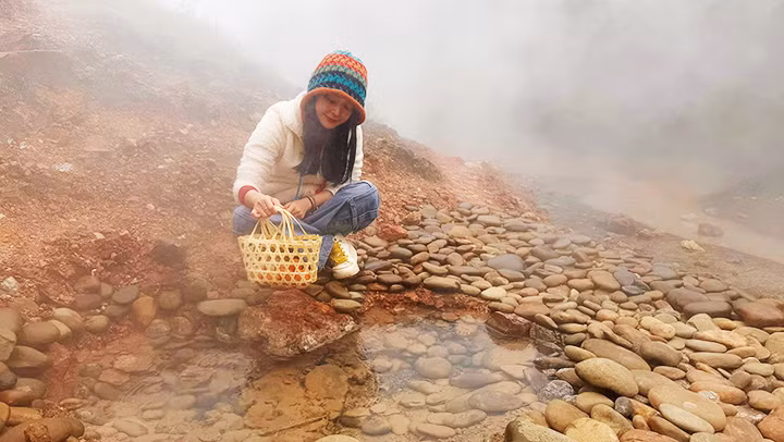 Luộc trứng tại điểm sôi hơn 100OC.