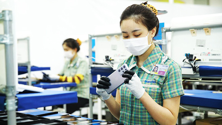 Sản xuất điện thoại thông minh tại Nhà máy Samsung Thái Nguyên. Ảnh: BÁO THÁI NGUYÊN