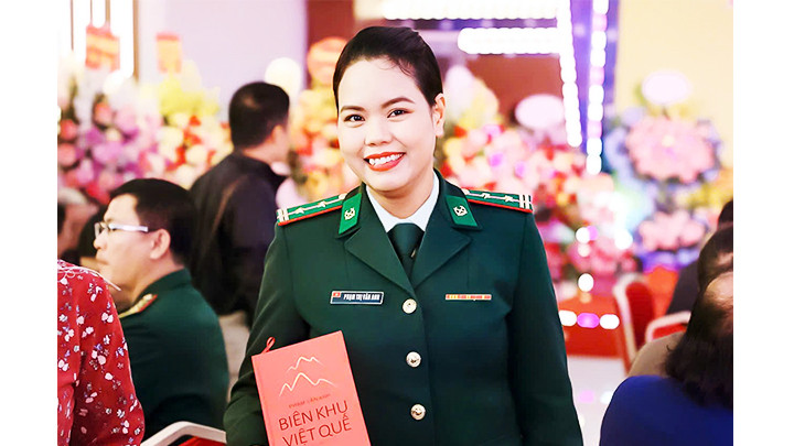 Tác giả Phạm Vân Anh với “Biên khu Việt quế”, một trong những cuốn sách viết về người lính, biên giới quốc gia.