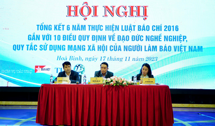 Các đồng chí chủ trì hội nghị.