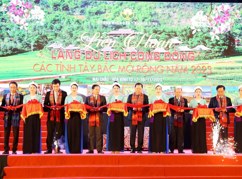 Lãnh đạo tỉnh Hòa Bình cắt băng khai mạc Liên hoan Làng du lịch cộng đồng các tỉnh Tây Bắc năm 2023.