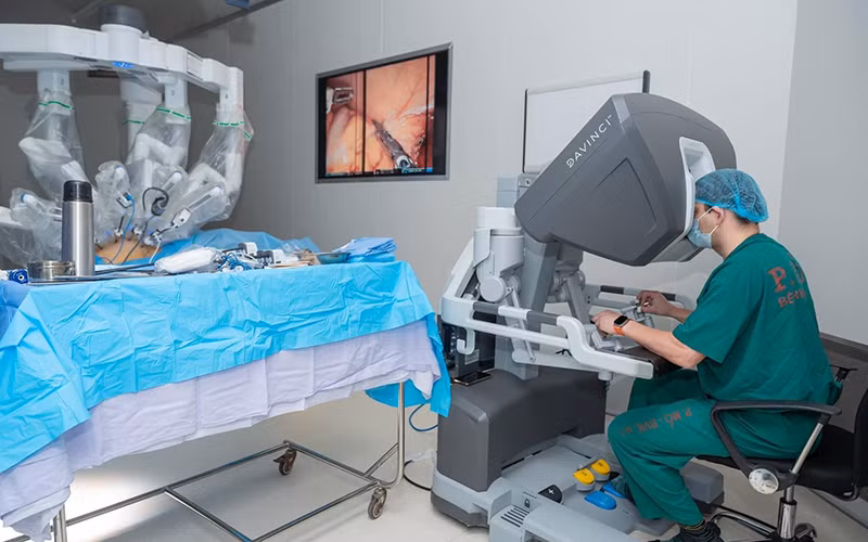 Sử dụng robot phẫu thuật cho người bệnh ung thư đường tiêu hóa tại Bệnh viện K. (Ảnh HÀ THÁI)