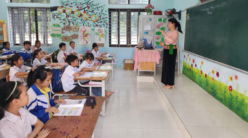 Trường tiểu học và trung học cơ sở A Đú Sáng (Kim Bôi, Hòa Bình) được kiên cố hóa đã bảo đảm điều kiện dạy học.