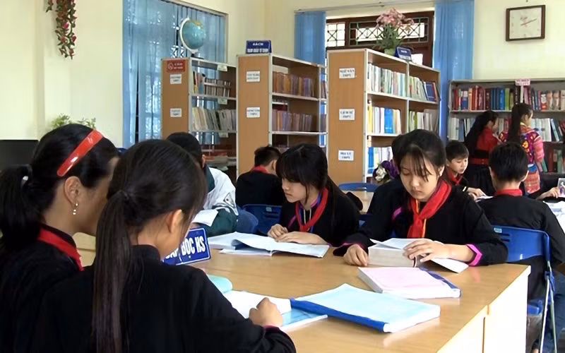Những năm qua, tỉnh Thái Nguyên đã đầu tư hàng trăm tỷ đồng nhằm phát triển giáo dục vùng đồng bào DTTS. Trong ảnh: Thư viện Trường Phổ thông dân tộc nội trú của tỉnh Thái Nguyên. (Ảnh PHAN THÁI)