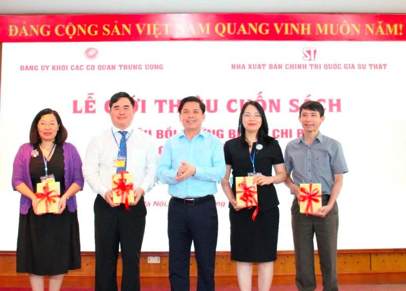 Ra mắt sách bồi dưỡng nghiệp vụ công tác đảng 