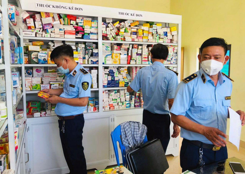 Cán bộ Đội Quản lý thị trường số 4, Cục Quản lý thị trường tỉnh Hà Tĩnh kiểm tra một cơ sở kinh doanh dược phẩm trên địa bàn. (Ảnh: THU THỦY)