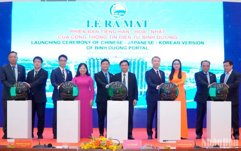 Các đại biểu thực hiện nghi thức công bố Cổng Thông tin điện tử Bình Dương phiên bản tiếng Hàn-Hoa-Nhật.