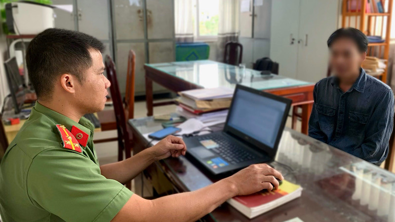 Anh G.Q.T kể lại quá trình bị đánh đập, giam giữ tại Myanmar. (Ảnh: TRỌNG NGUYỄN)