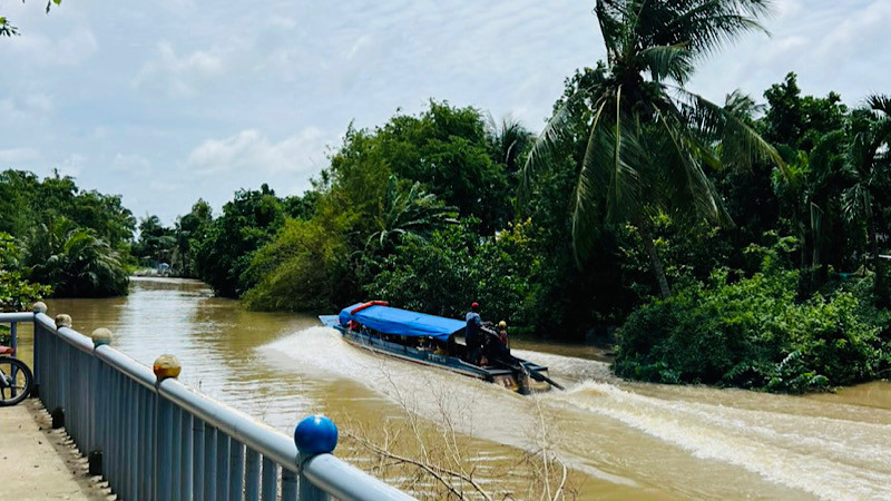 Hằng ngày, có hàng chục tuyến tàu đò chạy hết công suất làm sạt lở nghiêm trọng 2 bên đường và nhà của người dân.