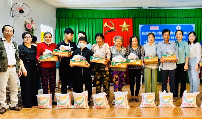 Đại diện Cơ quan Thường trực Báo Nhân Dân tại Cần Thơ, Công ty cổ phần cấp nước Bạc Liêu, Ủy ban nhân dân thành phố Bạc Liêu trao quà các hộ Khmer nghèo ở xã vùng ven biển Vĩnh Trạch Đông.