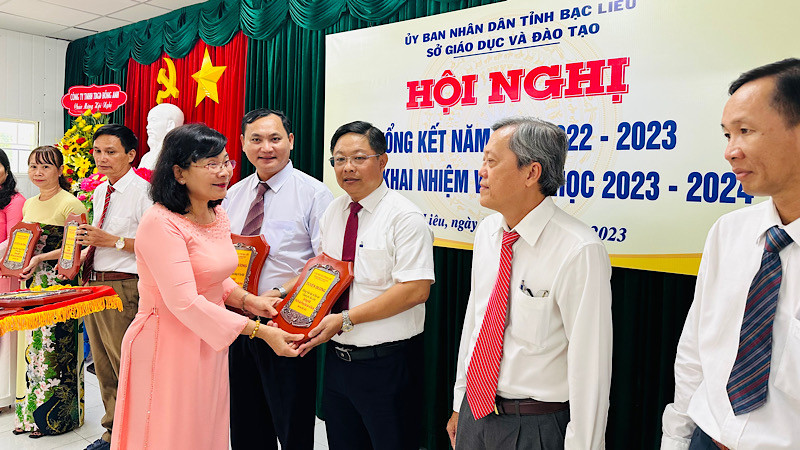 Bạc Liêu tuyên dương những tập thể, cá nhân tiêu biểu xuất sắc trong năm học 2022-2023. (Ảnh Trọng Duy)