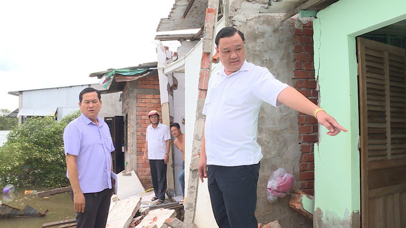 Bí thư Thị ủy Giá Rai Huỳnh Công Quân đến hiện trường kiểm tra, chỉ đạo khắc phục vụ hậu quả sạt lở.