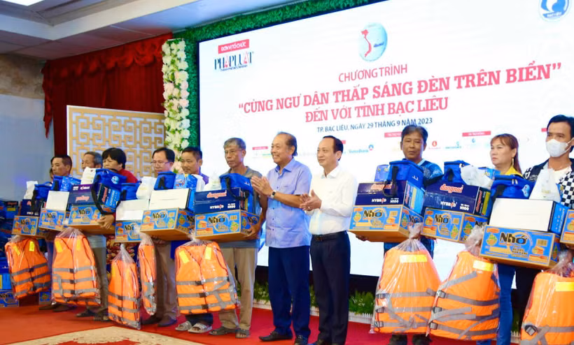 Đồng chí Trương Hòa Bình, Chủ tịch danh dự chương trình "Cùng ngư dân thắp sáng đèn trên biển" và Chủ tịch Ủy ban nhân dân tỉnh Bạc Liêu Phạm Văn Thiều trao tặng quà cho ngư dân Bạc Liêu.