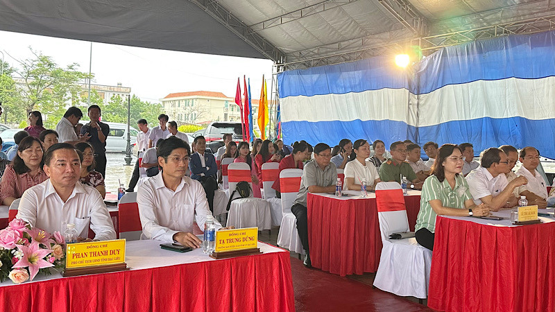 Các đồng chí lãnh đạo tỉnh Bạc Liêu dự lễ khởi công dự án Bảo tàng tổng hợp tỉnh. (Ảnh: Trọng Duy)