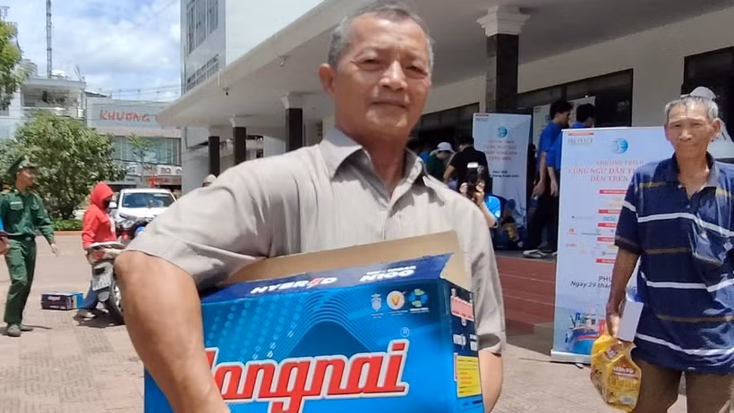 Ngư dân thành phố Tuy Hòa được nhận quà là những thiết bị cần thiết khi đi biển.