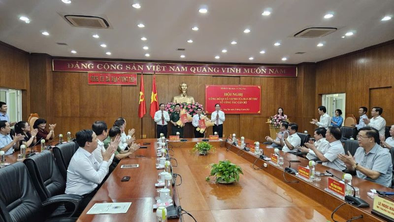 Ban Chấp hành Đảng bộ tỉnh chúc mừng Đại tá Đặng Cao Đạt và đồng chí Lại Văn Loan